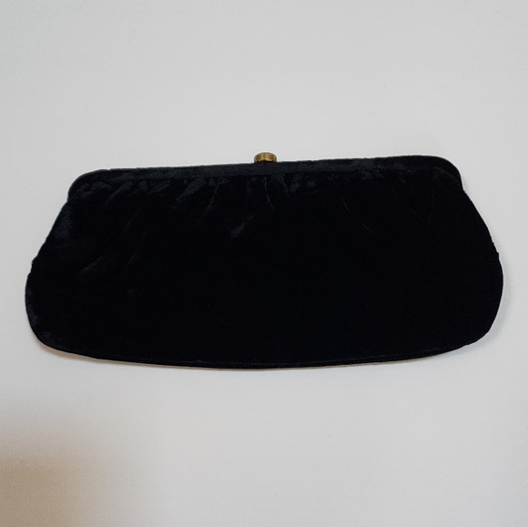 VINTAGE 1950s BLACK VELVET EVENING CLUTCH WITH OPTIONAL CHAIN HANDLE INSIDE. - Picture 3 of 8